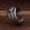 Punk vintage 14k Gold Snake Bouth Ring avec un charme de pierre rouge Personnalités Animaux Animaux pour hommes