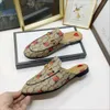 Slipare kvinnor Princetown Autumn Winter Warm Wool Slipper Classic Metal Buckle Brodery Sandaler Men Leather Half toffel Mönster Slides