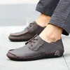 Zapatos casuales cuero para hombres 2024 encaje de verano en la parte superior de la parte superior para hombres, suela suave, transpirable masculino, deslizamiento en caminar