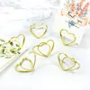 15pcs Love Shape Metal Clip Photo Stands Table des panneaux Numéro de table Numéro Place Carte Place pour la fête d'anniversaire Clip de message de décoration bricolage