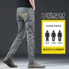 Designer de jeans masculin Medusa à la mode et un jean d'hiver à la mode pour hommes avec une ajustement droit, une broderie élastique, un pantalon gris à la mode l4U2 4ige