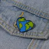 Love Earth Emamel Pins Custom Heart Shape Planet Brosches Lapel Badges Miljö Skyddsmycken gåva till barnvänner