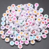 Lettre de couleur mixte perles acryliques
