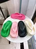 Candy Color Home Mold Slippers Schuim Rubber Flops Flops Women Logo Thong Sandaal Designer schoenen Dikke bodem Mule C Letter Glaasjes Platform Strand Pool Slider 2024