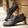 Zapatos casuales cuero para hombres 2024 encaje de verano en la parte superior de la parte superior para hombres, suela suave, transpirable masculino, deslizamiento en caminar