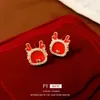 Новый китайский стиль красного циркона в форме серьс в форме сердца с простым и компактным дизайном.Серьги универсальны для женщин в их году зодиака