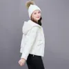 White Women's Short Style 2023 Vinter Nya små och eleganta, förtjockade White Duck Down Jacket Trend