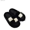 Pantoufles en peluche poupées pantoufles en peluche à plaid noir et blanc pour les vêtements d'extérieur des femmes 2023 Nouveaux chaussures de semelles épaisses en coton hivernal H240410