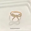 Toppkvalitetsdesigner för kvinnor 1to1 Tifancy Full Diamond Bow Ring Version Personlig ljus lyxstil liten design ihålig fjärilsring röd samma stil