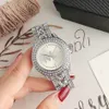 NIEUW 2024 Brand Watches Women Lady Girl Diamond Crystal Big Letters Style Metal Steel Band Quartz Polshorloge Pretty Durible Gift Grace zeer kwaliteit