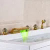 Deck montiertes Wasserfall 5pcs Badewanne Wasserhahnmischer weit verbreitet mit LED -Licht -Badewanne Wasserhahn mit Handschwerfer