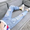 Les jeans masculins ont déchiré le sprincement neuvième denim de loisirs de style coréen