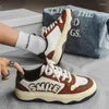 Scarpe casual Designer per uomini 2024 Autunno allacciata allacciata da uomo con colori misti vulcanizzati da uomo versatile sneaker giovanile versatile