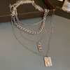 Ensemble de collier métallique multicouche carré de quatre pièces avec une personnalité à la mode cool, une chaîne de clavicule, un tempérament et une polyvalence, adaptés aux femmes