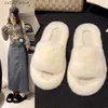 Slippers Plush Dolls 2023 Autumn/Winter New One Line Slippers for Feminino Usando O Outwear Internet Instagram Red Algodão de algodão grossa H240410