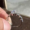 Pierścienie zespołowe wykwintne owalne molibdenum kamień szlachetny pierścionek damski biżuteria pierścionek zaręczynowy sześć zestawów pazurów lśniący niż diamentowe prezenty J240410