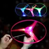 Giocattoli volanti a LED 1pc Funny Spinning Flyer Luminio Luminio Light Hands Flash Flying Toys for Kids Outdoor Game Color Random 240410