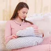 看護枕母乳育児新生児摂食ウエストサポート幼児のために赤ちゃんを学ぶ枕を持っている妊娠中の女性