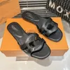 2024 Nuovo designer di lusso sandali da donna V lettera di oro-out pantofole pannelli colorati in pelle in pelle piatta piatto da spiaggia da spiaggia scarpe dimensioni 35-42