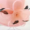 Elegant sommar breda grimkvinnor HAT Big Satin Flower Ribbon Feather Floppy Beach Sun Wedding Church Hats 240410