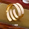 Metalen ring Meerlagige armband, eenvoudige elegante, modieuze en geavanceerde, gepersonaliseerde ontwerp handwerk voor vrouwen
