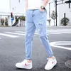 Les jeans masculins ont déchiré le sprincement neuvième denim de loisirs de style coréen