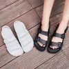 Sandaler 2024 Summer Women Outdoor Casual Beach Shoe EVA Integrerad Molding Black and White Fashion Buckle Strap bekväm sandal