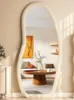 Decoratieve platen crèmekleurige spiegel spiegel over de volledige slaapkamer en huishoudelijke muur