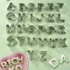 26pcs/set alphabet cookie cutters 3Dキャラクターレターフォンダンビスケットスタンプケーキのためのベーキングアクセサリーとツールを飾る