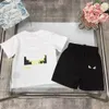 Mode baby spårdräkter pojkar kortärmad kostym barn designer kläder storlek 100-150 cm fram- och bakre logotyptryck t-shirt och shorts 24 april