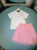 Marca per bambini tracce femminile abito abito abiti da design per bambini taglia 90-150 cm maglietta logo ricamata e gonna in pizzo rosa 24pril