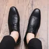 Casual Shoes Men Business Lace Up Oxfords Classic Brogue Brand Bekvämt modeläder för bröllopsfest