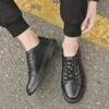 Lässige Schuhe einfache und modische Männer kleine schwarze 2024 Schnüre-up dicker Sohle-Turnschuhe vielseitiges Lederbrett
