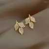 Kolczyki stadnonowe Huitan liście złoto kolor nowoczesne modne akcesoria dla kobiet codziennie noszenie impreza wszechstronna biżuteria