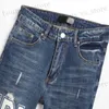 Męskie dżinsy niebieskie perforowane haftowane odznaka dżinsy małe stóp Elastyczne miasteczkowe spodnie dżinsowe Mężczyzna T240411