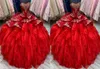 2022 Real Po Red Gold Embroidery Ball Gown Quinceanera Dresses Organza Ruffles Pärlade paljetter Sweet 16 Dress Vestidos 15 Anos1090288