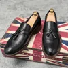 Sapatos casuais estilo britânico Tassel Dress Men mocassins pretos mocassins grossos de salto baixo de salto baixo