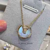 High End Designer Halsband Carter High Version Double Sided Talisman Necklace For Women Collarbone Pendant Light Luxury and White Fritillaria Design med riktig logotyp