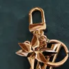 Дизайнер роскошных Keyring Дизайнер брелок высококачественный кошелек для модного подвеска для автомобильной цепочки Классическая мужская женщина Женская буква Золотая серебряная пряжка металлические аксессуары 0028