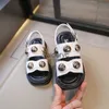 Sandaler Girls Fashionable Beach Shoes 2024 Summer New Little Girl Princess Korean Soft Sole Riveted Leather Top H240411