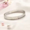 Bracelets à ongles de créateurs Bijoux en acier inoxydable premium 18K pour femmes et hommes, avec des conceptions d'alphabet, idéales pour les fêtes, les anniversaires et les cadeaux de vacances