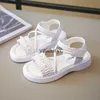 Sandaler Girls 2023 Summer New Pearl Little Girl Soft Sole Fashionable Princess Shoes Korean Edition Middle and Small Childrens Roman H240411
