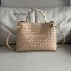 Designer de ombro tecido Bottgas Basket Venetas Tote Andiamo Lady Lady Leather Bags Bags Um pequeno portátil Capacidade de metal fivela feminina mjfy feminina