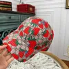 Дизайнерские шарики шляпа Strawberry Baseball Cap Cite Fashion Flat Cap с правильной буквой, напечатанной на всем солнцезащитном креме шляпы