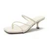 2024 Bayan Tasarımcı Sandalet Moda Topukları Siyah Beyaz Kahverengi Yaz Terlik Moda Flip Flop Bayanlar Açık Sabah Sihirbazlar Slaytlar