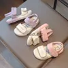 Sandals Girls 2023 Zomer nieuwe kinderschoenen Soft Sole Beach Fashionable Big Boys H240411