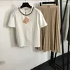 Dwuczęściowa sukienka projektant 2024 Spring/Summer Nanyou Nowy zestaw litera klatki piersiowej z koralika okrągła szyja T-shirt z krótkim rękawem+wysoka talia Planowana pół spódnicy 1h0s