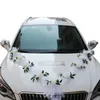 Fleurs décoratives blanc belle atmosphère avec décoration de fleur de voiture de mariage fausse et plantes gaze
