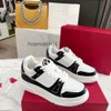 Sneakers de créateurs Nouveau entraîneur authentique petit cuir blanc blanc de haute hauteur épaisse semelle des chaussures polyvalentes décontractées pour hommes v7rd