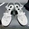 2024 Frühlings-/Sommer -neue kleine, duftende Bogenschuhe mit Metallschnalle und Diamantgitter Prise Toe Dicke Fersensandalen für Frauen